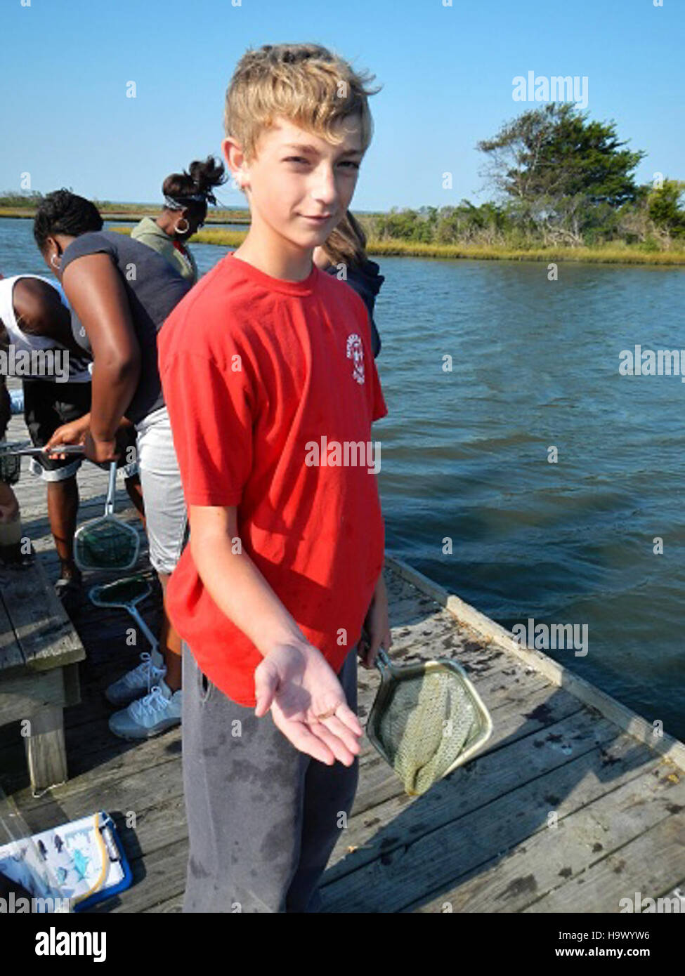 Il dipnetting è un metodo di pesca tradizionale utilizzato nel Parco nazionale dell'Isola di Assateague, noto per i suoi ecosistemi costieri naturali. Questa tecnica, che prevede l'uso di una grande rete per catturare i pesci, è un'attività popolare nelle acque del parco. Offre ai visitatori un modo unico per interagire con le risorse marine del parco, rispettando al contempo il suo equilibrio ecologico. Foto Stock