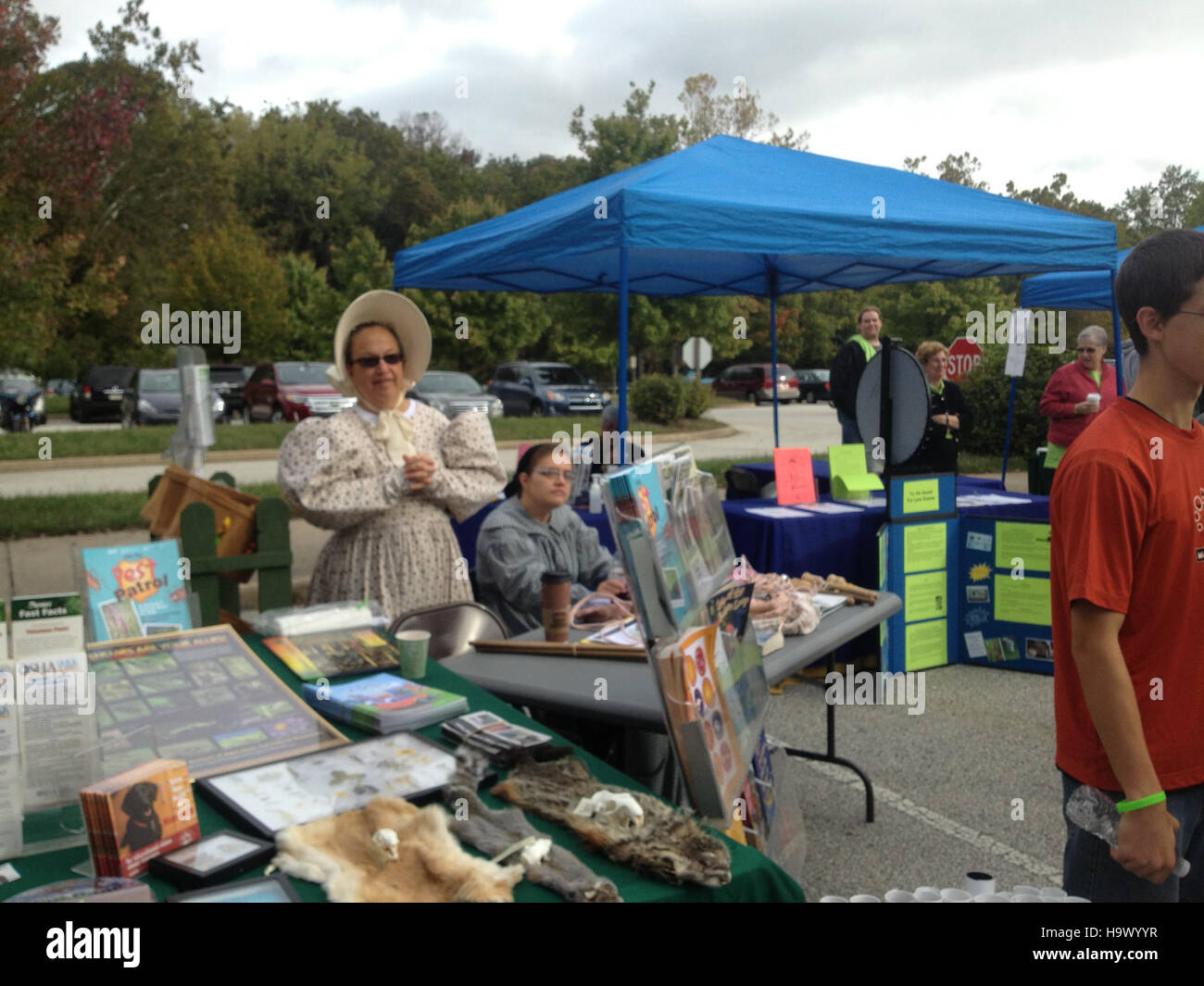 I volontari coinvolgono i giovani in attività storiche presentandoli ai giochi del XVIII secolo nei siti del Parco Nazionale. Questi programmi offrono ai giovani visitatori un modo interattivo per conoscere la storia e il patrimonio attraverso esperienze pratiche. Foto Stock