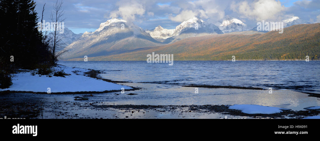 Il lago McDonald, situato nel Glacier National Park, è una destinazione popolare conosciuta per le sue viste mozzafiato e le acque cristalline. Il lago è circondato da un terreno montuoso che offre panorami panoramici e attività ricreative all'aperto. Foto Stock