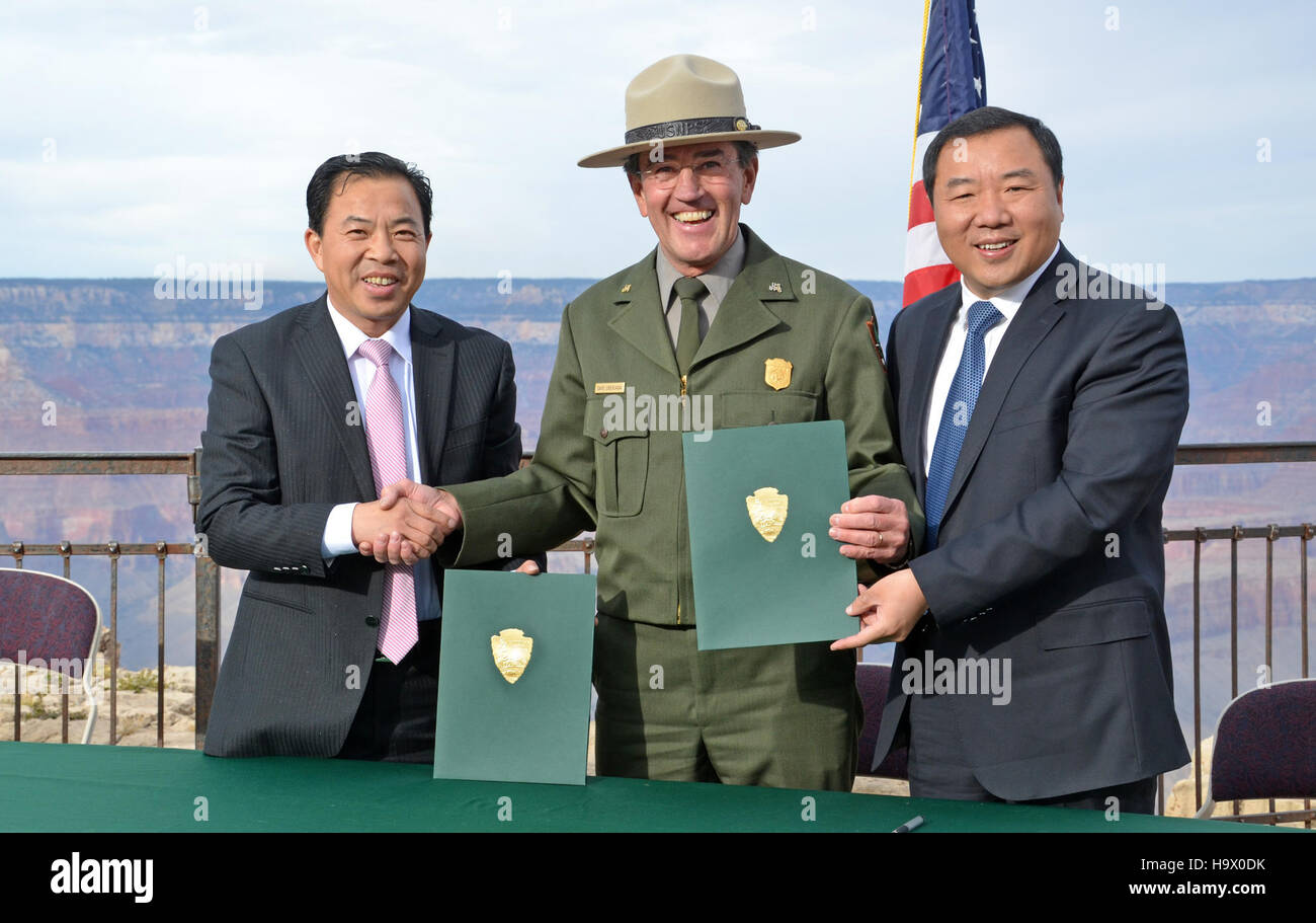 Il Grand Canyon ha ospitato una cerimonia di rinnovo del parco gemellato, segnando una significativa collaborazione tra i parchi nazionali per promuovere gli sforzi di conservazione e lo scambio culturale. Foto Stock