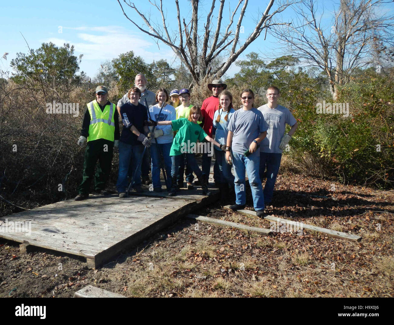 Venture Crew #202 dal Maryland District esplora Assateague Island National Seashore. Il gruppo si impegna in educazione ambientale e attività all'aperto, mentre impara a conoscere gli unici ecosistemi costieri e la fauna selvatica del parco. Foto Stock Venture Crew #202 dal Maryland District esplora Assateague Island National Seashore. Il gruppo si impegna in educazione ambientale e attività all'aperto, mentre impara a conoscere gli unici ecosistemi costieri e la fauna selvatica del parco. Foto Stock