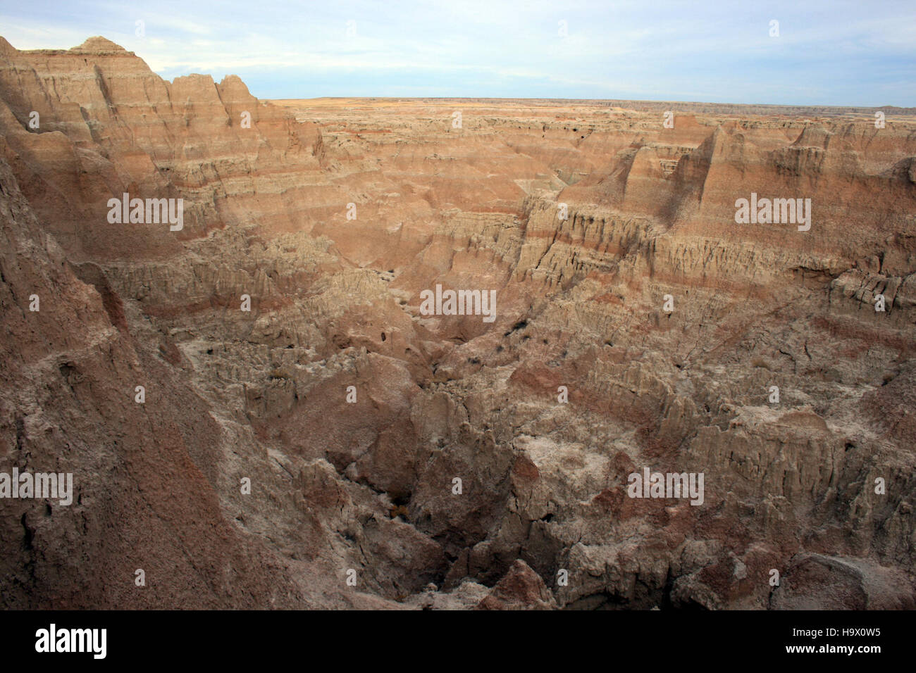 Le formazioni delle Badlands, viste dalla fine del Window Trail nel Badlands National Park, mostrano caratteristiche geologiche drammatiche e una ricca biodiversità, fornendo una vista mozzafiato sull'evoluzione della natura. Foto Stock
