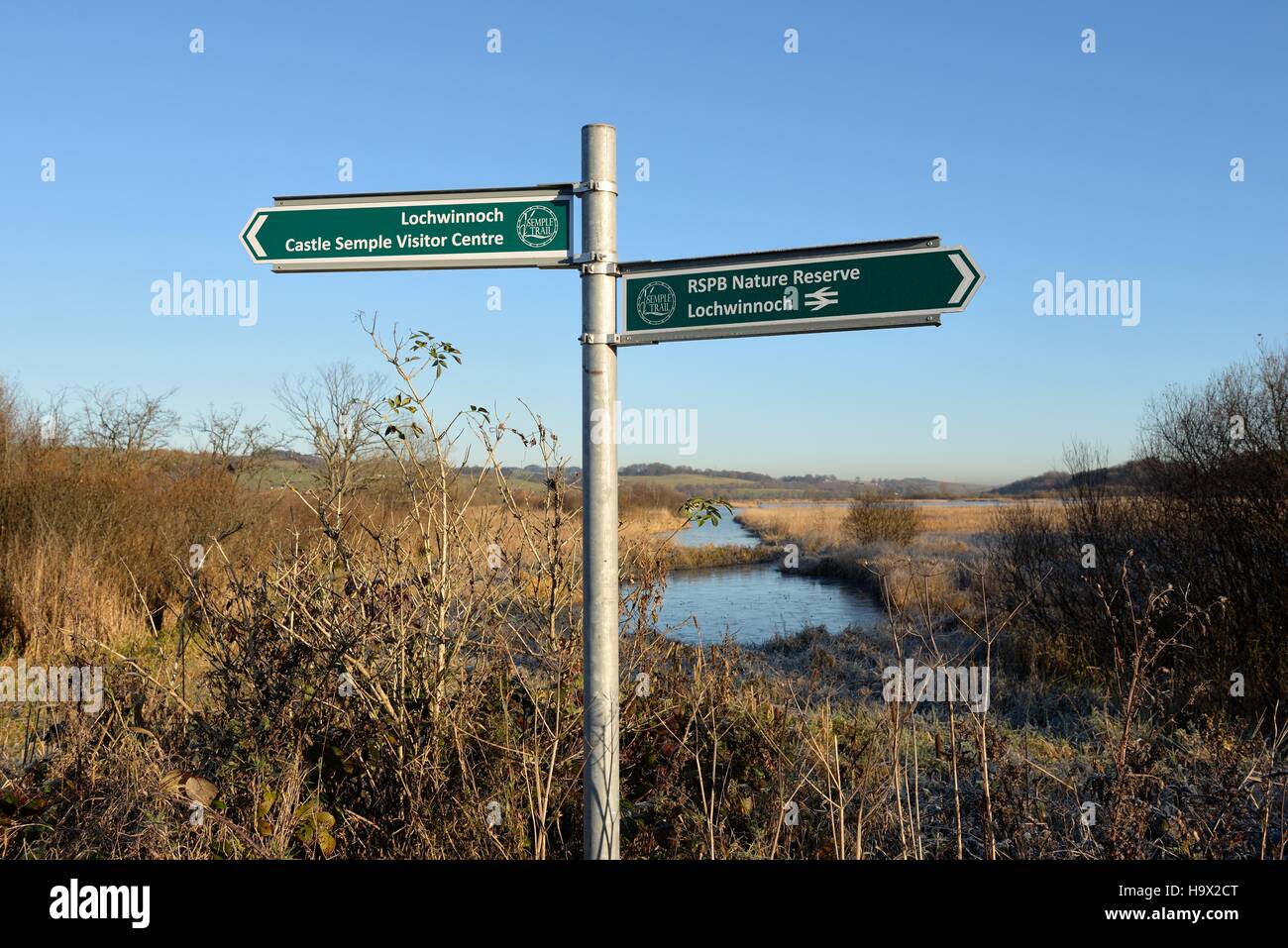 Cartello a dare indicazioni sulla Semple Trail al centro visitatori e RSPB riserva, Lochwinnoch, Scotland, Regno Unito Foto Stock