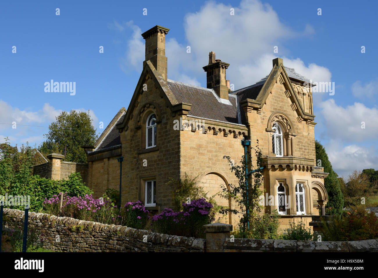 Villaggio di Edensor nel distretto di Peak Derbyshire Inghilterra Foto Stock