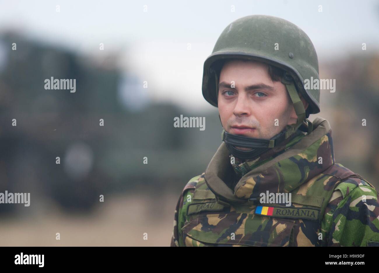 Un soldato rumeno durante il patriota esercizio Shock Novembre 7, 2016 in Capu Midia, Romania. Foto Stock