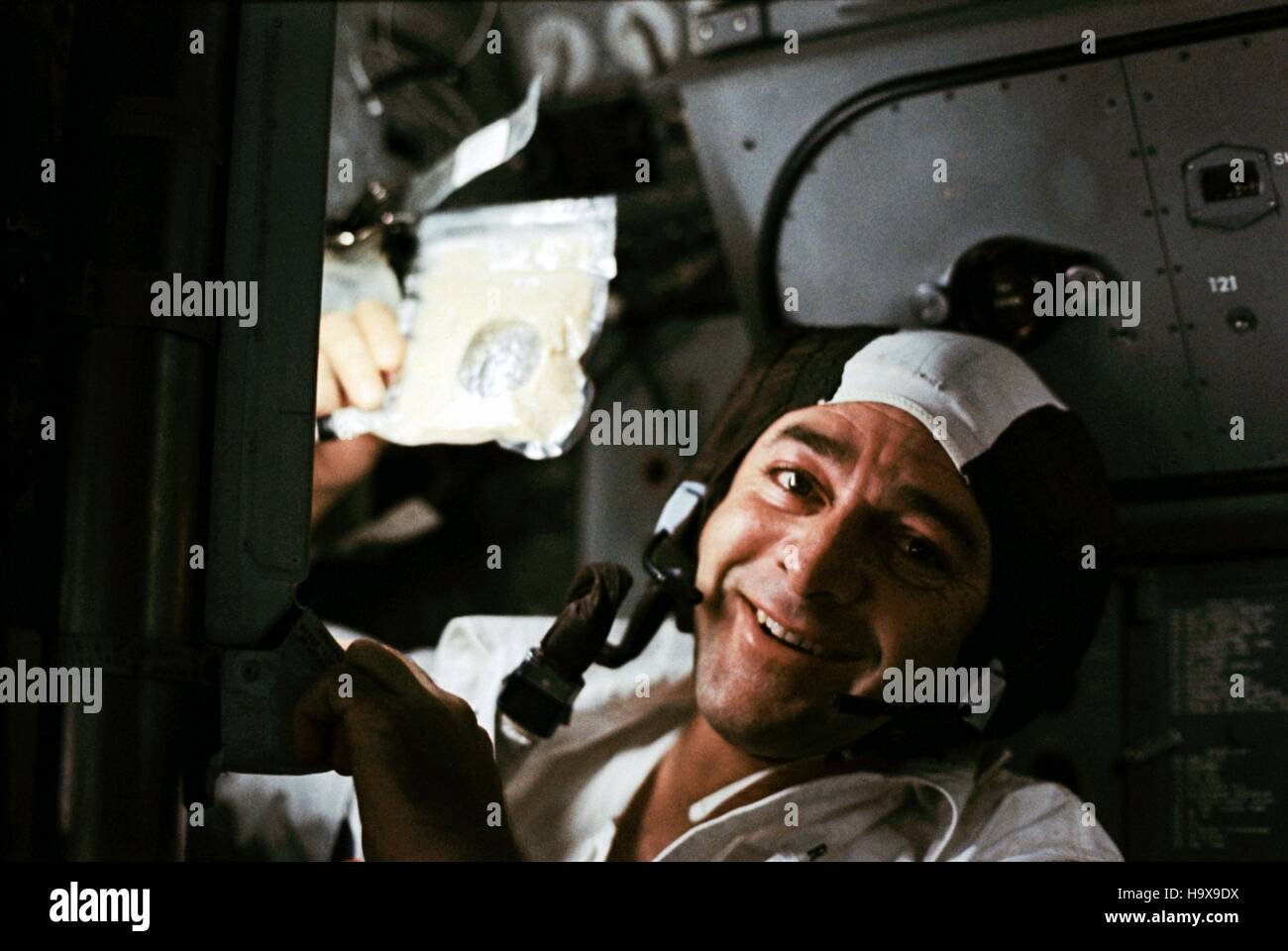 La NASA missione Apollo 17 astronauta Ronald Evans tiene un pacchetto di zuppa all'interno del comando di Apollo Modulo Lunare durante una missione sulla costa Trans-Lunar Dicembre 11, 1972 sulla luna. Foto Stock