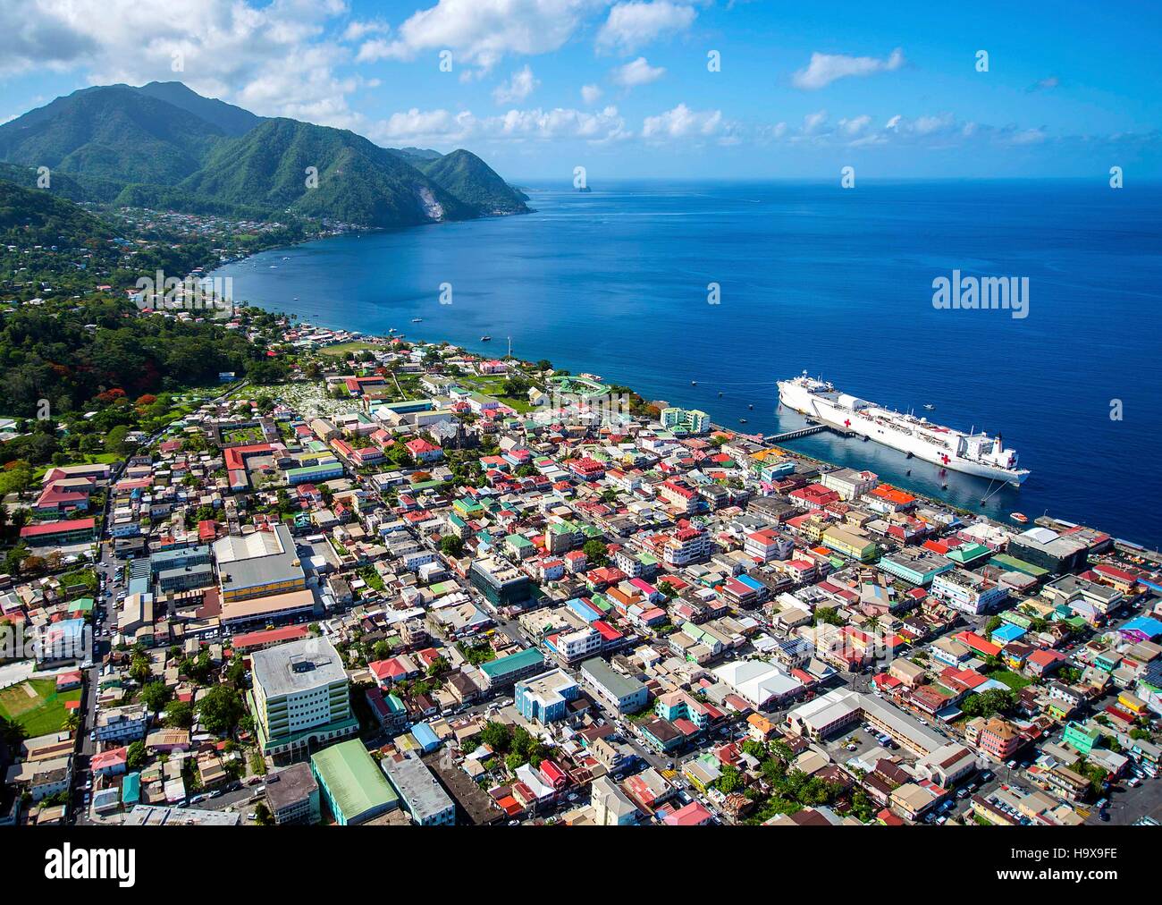 L'USN misericordia-class nave ospedale USNS Comfort mori pierside per esercizio di continuare promessa Agosto 5, 2015 in Roseau, Dominica. Foto Stock