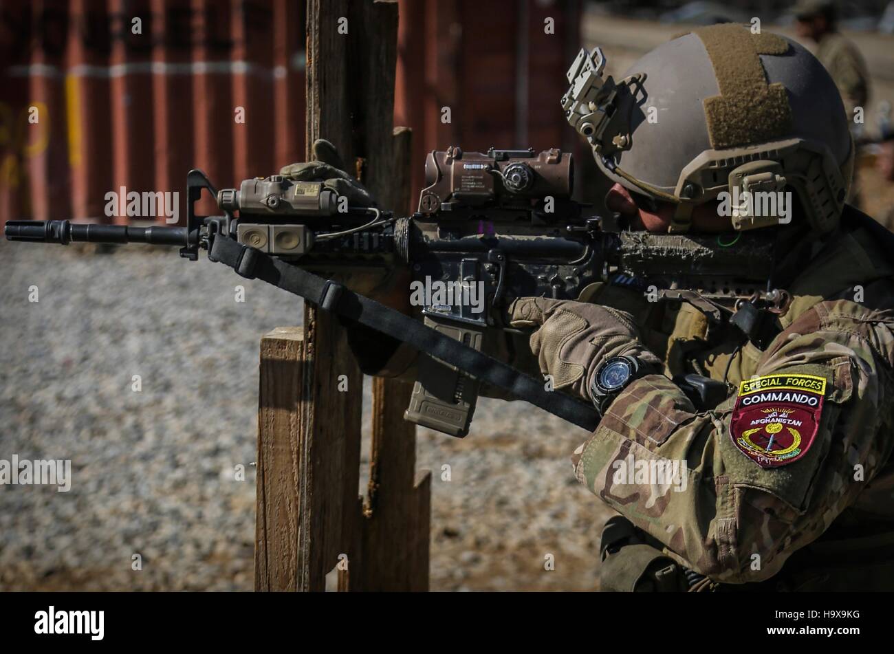 Un afghano forze speciali pratiche di commando la sua precisione di tiro a un poligono di tiro 1 novembre 2013 nella provincia di Kabul, Afghanistan. Foto Stock