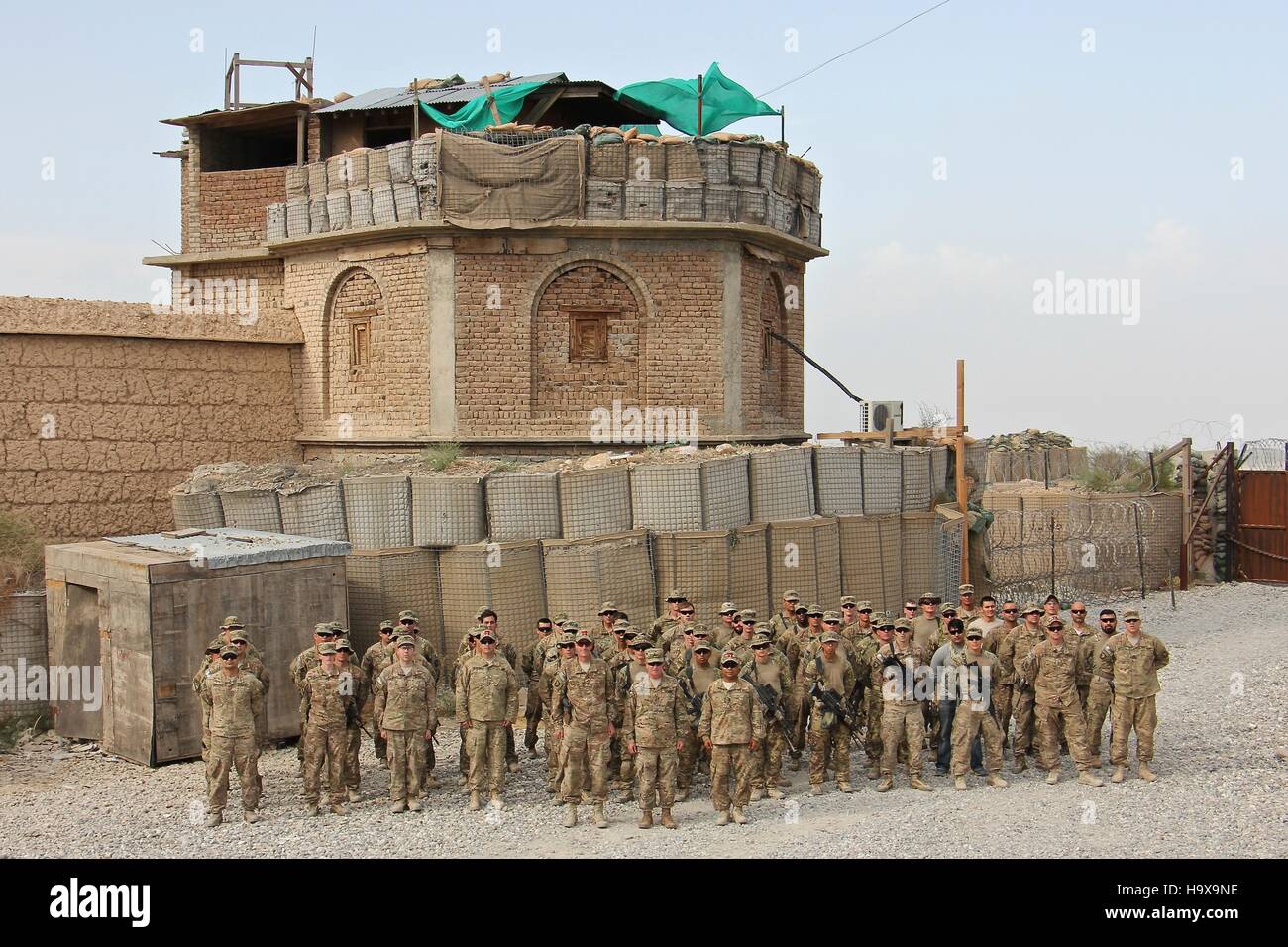 I soldati degli Stati Uniti lavora con nazionale afghano di forze di difesa durante il funzionamento il triangolo di ferro della marcia in avanti una base operativa Connelly Agosto 15, 2015 nella provincia di Nangarhar, Afghanistan. Foto Stock