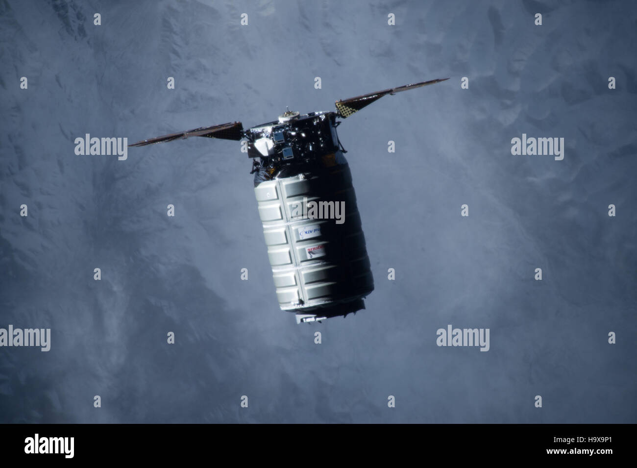 La NASA Stazione Spaziale Internazionale Canadarm2 braccio robotico cattura il movimento orbitale ATK Cygnus cargo veicolo veicolo spaziale come si arriva Ottobre 23, 2016 in orbita intorno alla terra. Foto Stock