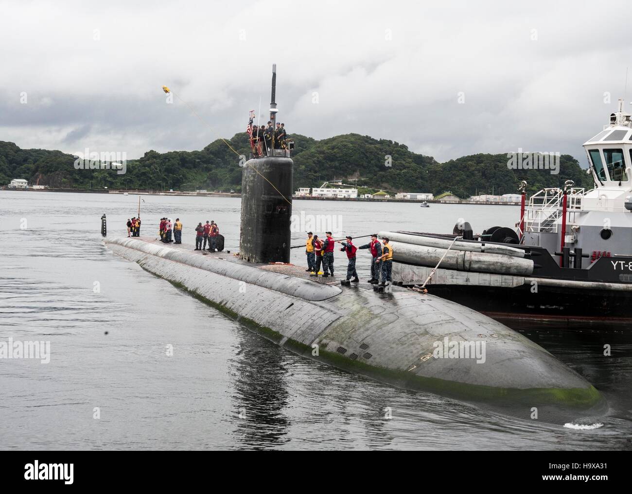 Stati Uniti i marinai a bordo della USN Los Angeles-classe fast-attacco sommergibile USS Santa Fe preparare per ormeggiare presso l'U.S. Le attività della flotta Yokosuka Agosto 17, 2015 a Yokosuka, Giappone. Foto Stock