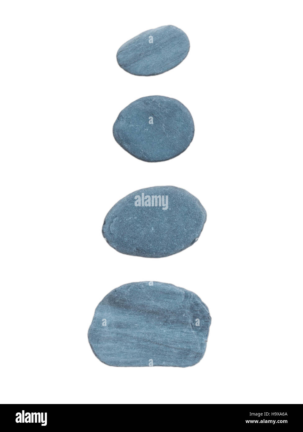 Quattro grigio scuro pietre di ardesia isolato su bianco Foto Stock