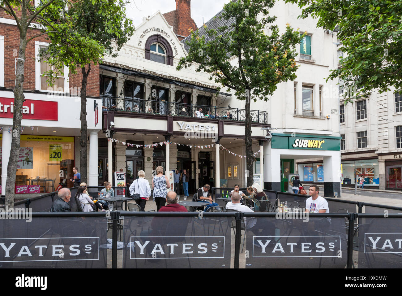 Persone di bere al di fuori della Yates pub nel centro citta' di Nottingham, Inghilterra, Regno Unito Foto Stock