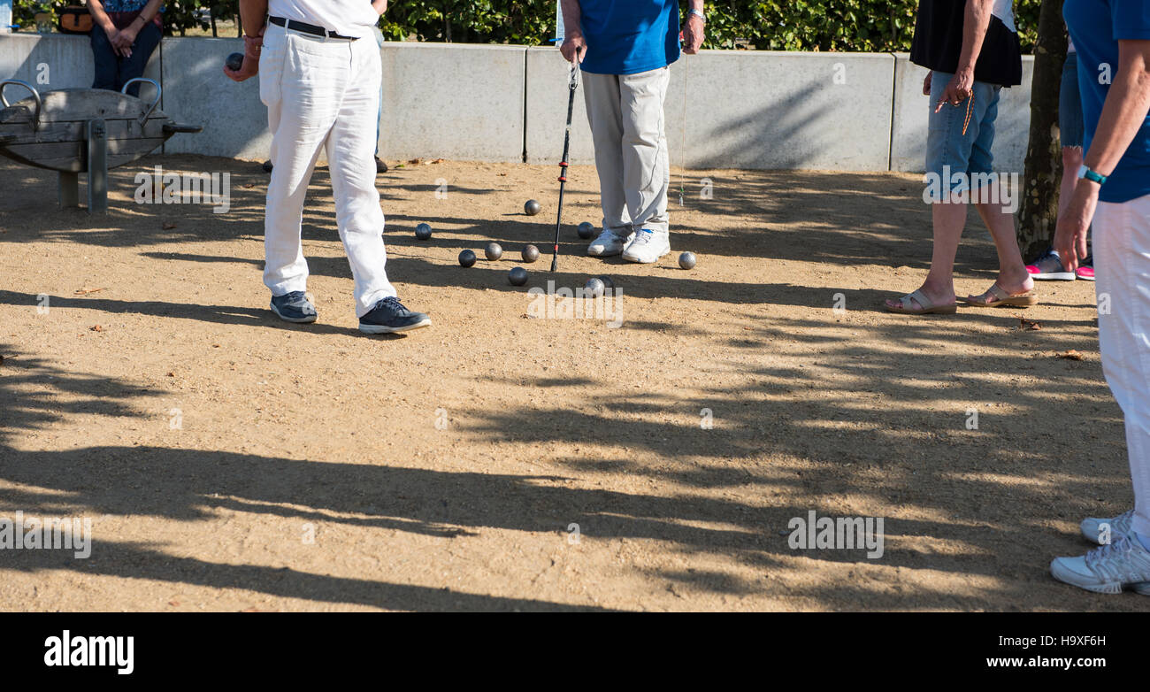 Giocatore giocare a bocce durante un torneo Foto Stock