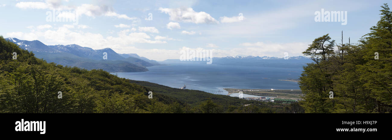 Argentina, Patagonia: vista panoramica dell'ampia baia di Ushuaia, la capitale di Tierra del Fuego (terra di fuoco), la città più meridionale del mondo Foto Stock