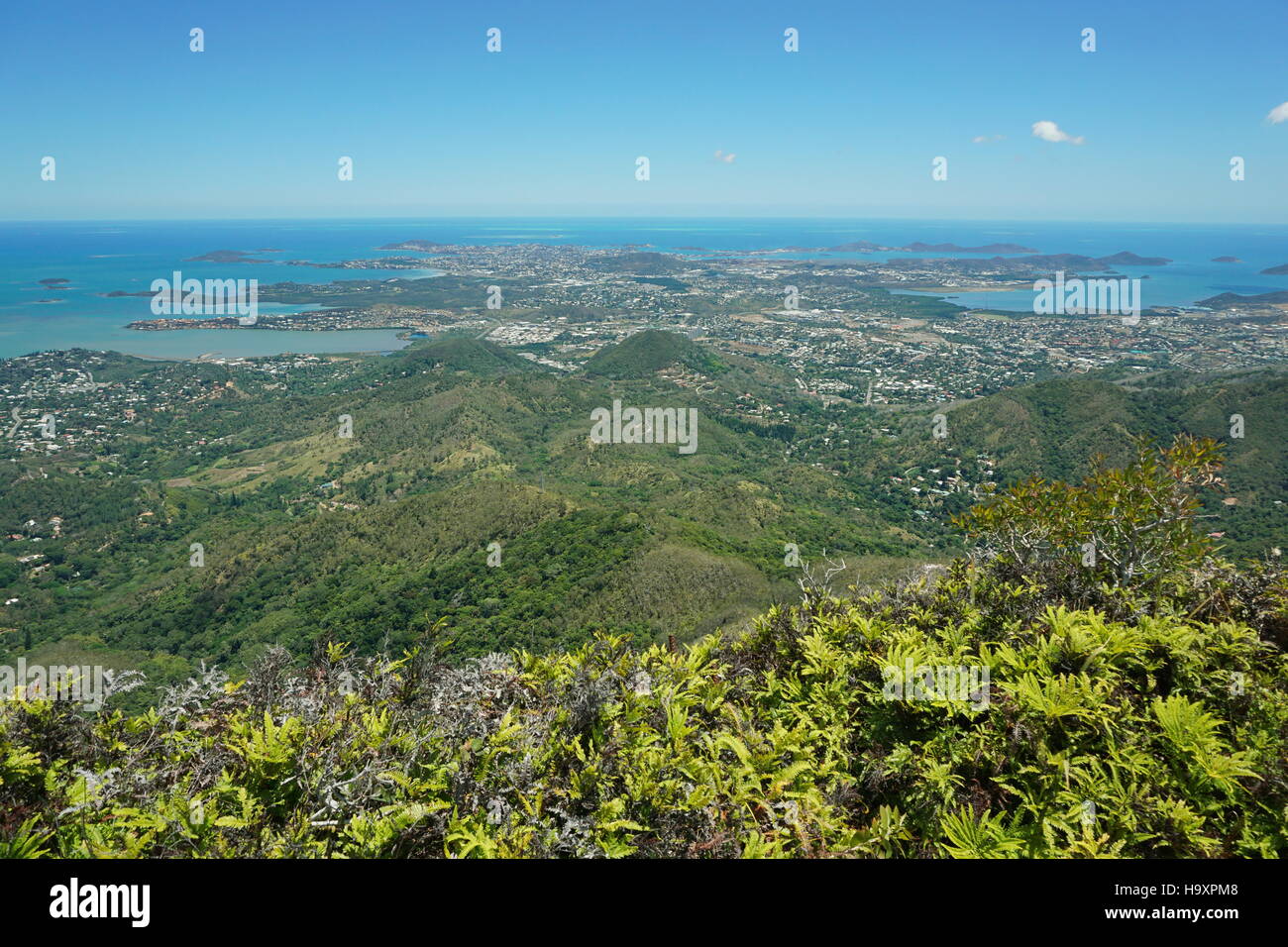 Punto di vista a la città costiera di Noumea dal picco Malaoui, Nuova Caledonia, Sud Pacifico Foto Stock