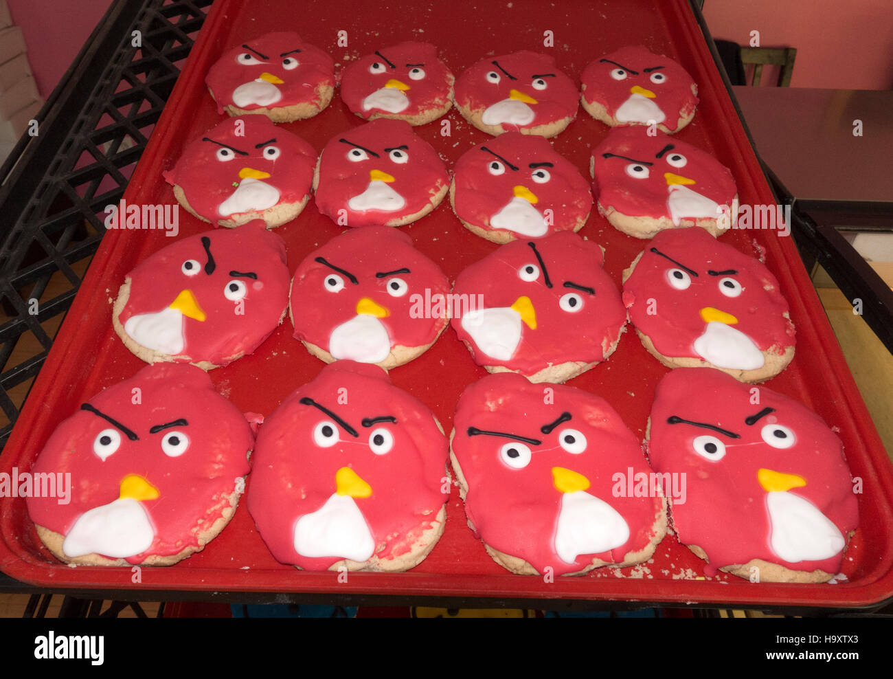 Vassoio di red Angry Birds smerigliato i cookie di zucchero per la vendita con la mitica Mel-O-smalto panificio. Minneapolis Minnesota MN USA Foto Stock