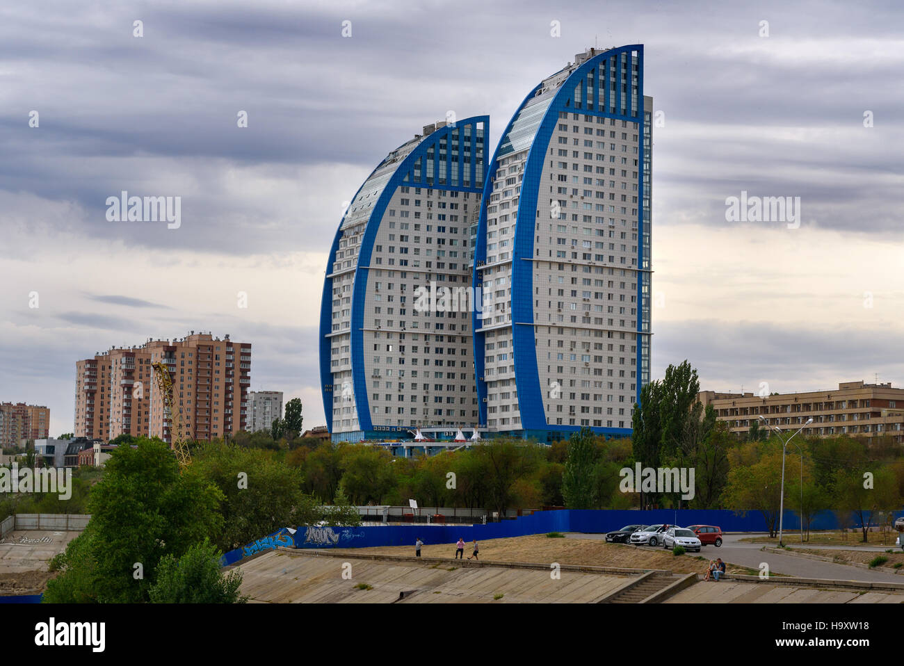 Vele edificio sul terrapieno centrale. Fiume Volga le banche. Volgograd, Russia Foto Stock