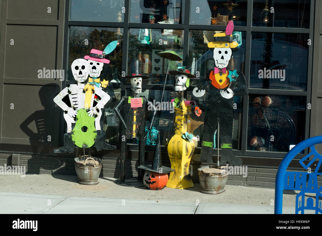 Formalmente vestiti, artistico di lamiera saldata scheletri di Halloween e jack-o-lantern al negozio di articoli da regalo. St Paul Minnesota MN USA Foto Stock