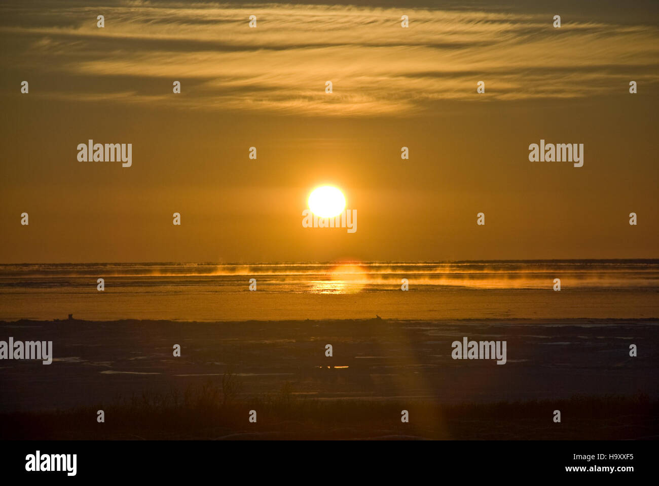 Il Bering Land Bridge National Park conserva significativi siti archeologici e mette in mostra le caratteristiche naturali della regione, tra cui il vapore del ghiaccio marino, evidenziando il ruolo dell'area nella migrazione umana e nella storia dell'ecosistema. Foto Stock