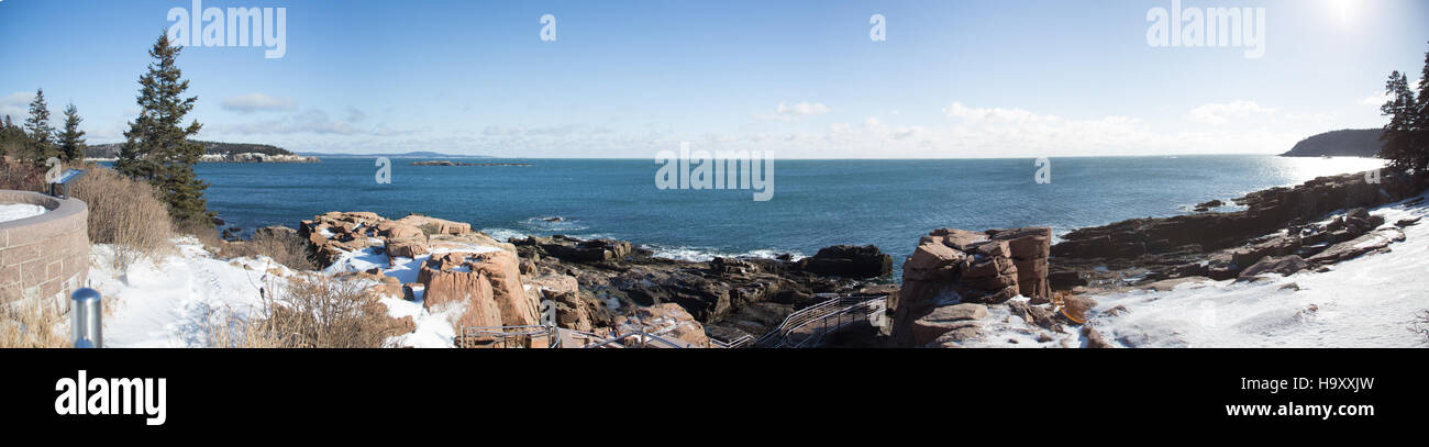 Il Kristi Rugg ha catturato un'impressionante scena invernale a Thunder Hole su Ocean Drive, un luogo popolare all'interno dell'Acadia National Park. L'immagine mostra le drammatiche forze naturali al lavoro, con onde oceaniche che si infrangono contro le rocce durante una fredda giornata invernale. Thunder Hole è noto per la sua acustica unica, dove le onde creano un suono fragoroso mentre si schiantano nell'insenatura, attirando i visitatori tutto l'anno. Foto Stock