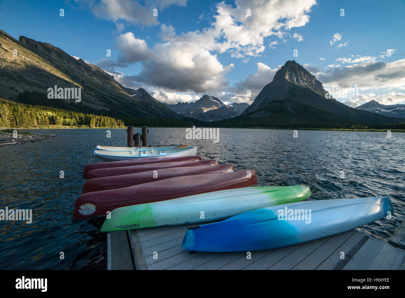I visitatori apprezzano il kayak sul lago Swiftcurrent nel Glacier National Park, una popolare attività all'aperto che mette in risalto la bellezza naturale del parco e i corsi d'acqua incontaminati. Foto Stock