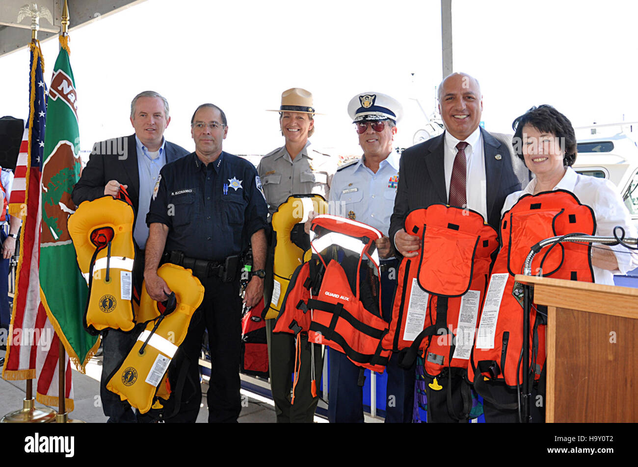 Questa immagine promuove la National Safe Boating Week, mettendo in evidenza le misure di sicurezza per i diportisti del lago Mead, un popolare luogo ricreativo. L'evento, supportato dal National Park Service, dalla Guardia Costiera degli Stati Uniti e dalle agenzie locali, sottolinea l'importanza di indossare giubbotti di salvataggio e promuovere pratiche di navigazione sicure. Foto Stock