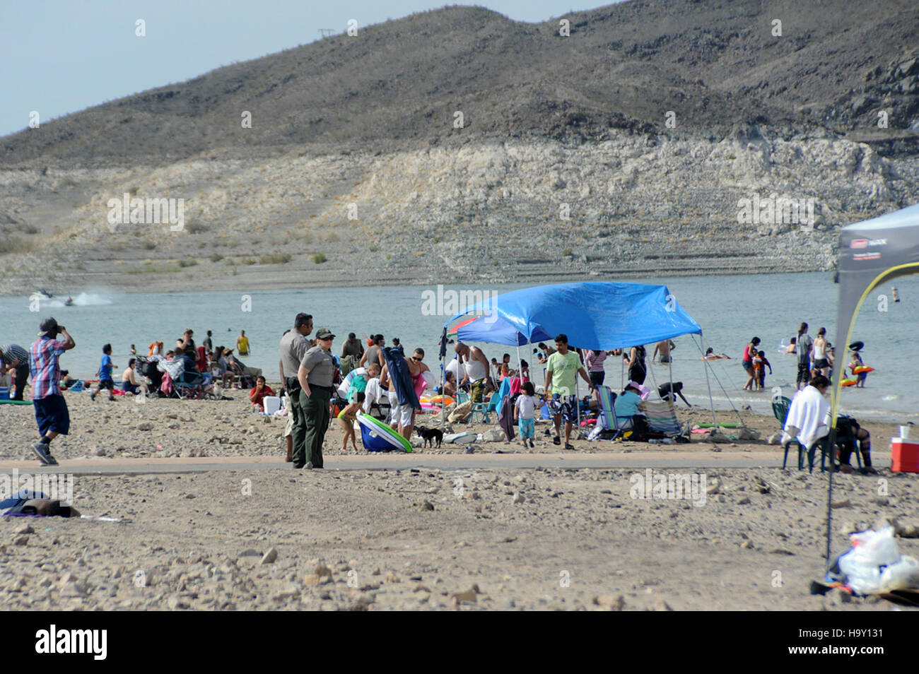 Boulder Beach presso l'area ricreativa nazionale del lago Mead offre opportunità ricreative come il nuoto, con misure di sicurezza come giubbotti salvagente. Questa immagine del Memorial Day 2013 mostra la famosa spiaggia e il suo ruolo nelle attività ricreative pubbliche. Foto Stock