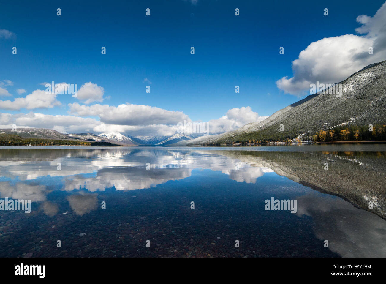 Il lago McDonald, situato nel Glacier National Park, è noto per le sue acque fredde e cristalline e per i suoi splendidi dintorni. Il lago offre un habitat incontaminato per le specie acquatiche e un luogo popolare per i visitatori per praticare attività all'aperto in un ambiente panoramico. Foto Stock