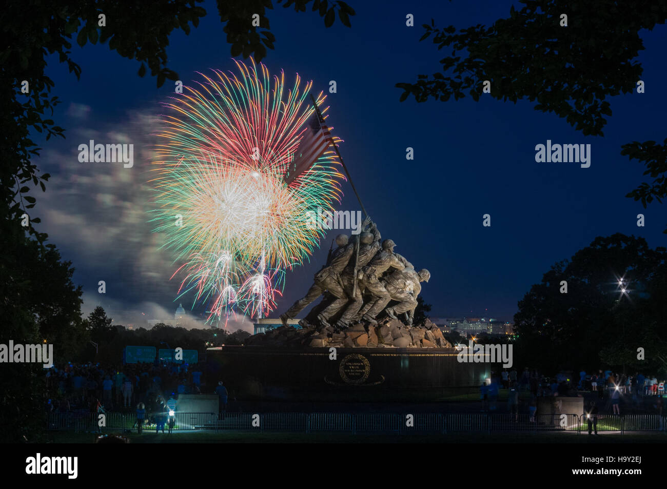 L'USDA celebra il 4 luglio con i tradizionali fuochi d'artificio nei pressi di monumenti come il Washington Monument e il U.S. Marine Corps Memorial. L'evento onora il patrimonio nazionale e commemora l'indipendenza americana. Foto Stock