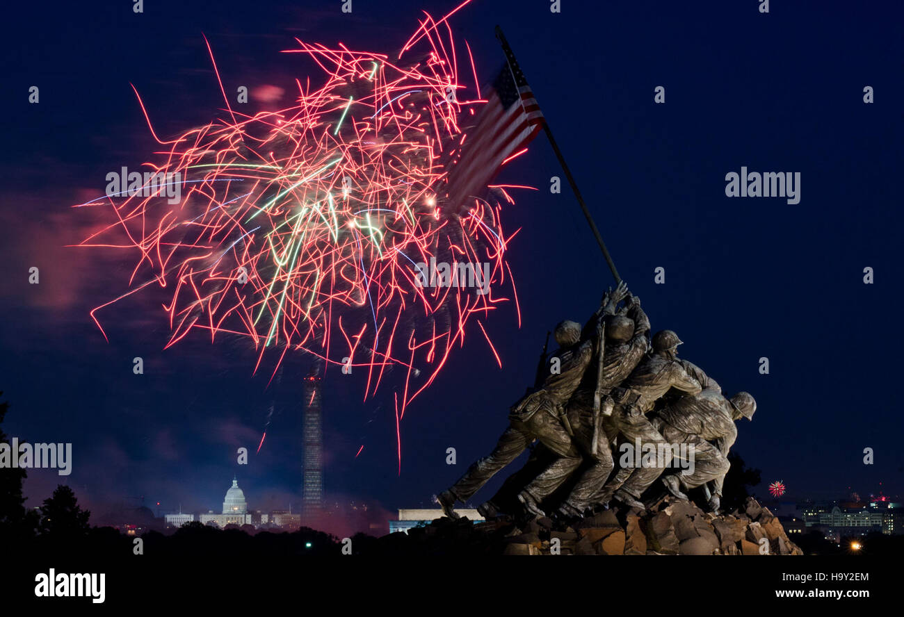 Il Dipartimento dell'Agricoltura degli Stati Uniti e altre agenzie partecipano alle celebrazioni del 4 luglio al Washington Monument. L'evento ospita fuochi d'artificio, memoriali e il U.S. Marine Corps Memorial, che offre un momento di riflessione sulla storia americana e sull'orgoglio nazionale. Foto Stock