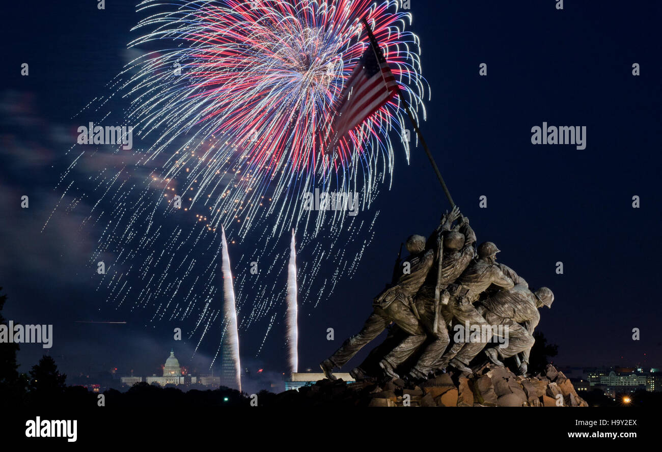 L'USDA ha partecipato alle celebrazioni del 4 luglio con particolare attenzione ai memoriali, tra cui il Washington Monument e lo U.S. Marine Corps Memorial, insieme ai fuochi d'artificio del Campidoglio. Foto Stock