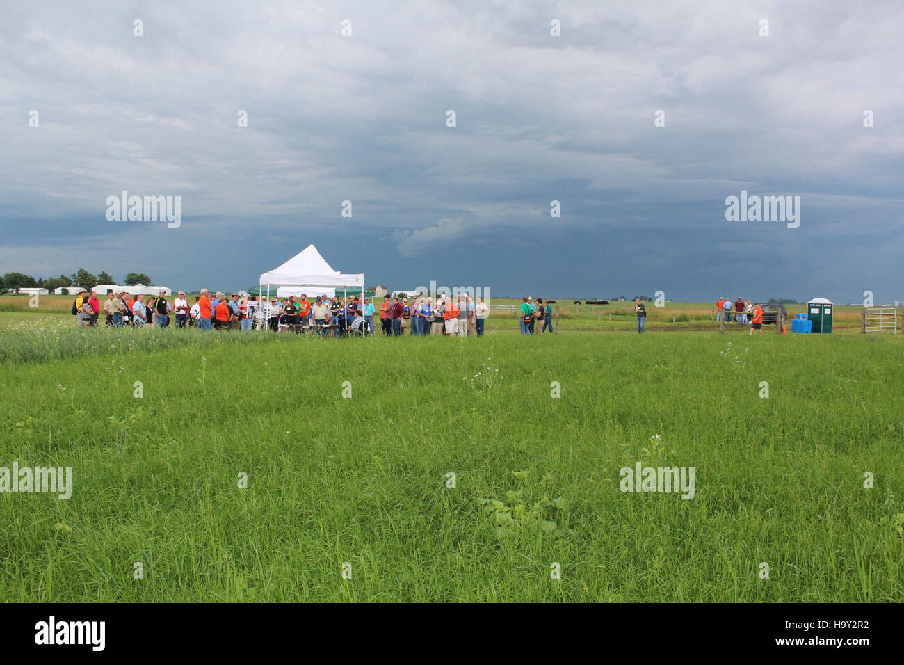 Questa foto cattura un tour in una tempesta, evidenziando le sfide affrontate nella ricerca agricola e nella conservazione ambientale. Nonostante le condizioni difficili, riflette l'impegno a comprendere i modelli meteorologici, gli effetti climatici e le pratiche di gestione del territorio. Foto Stock
