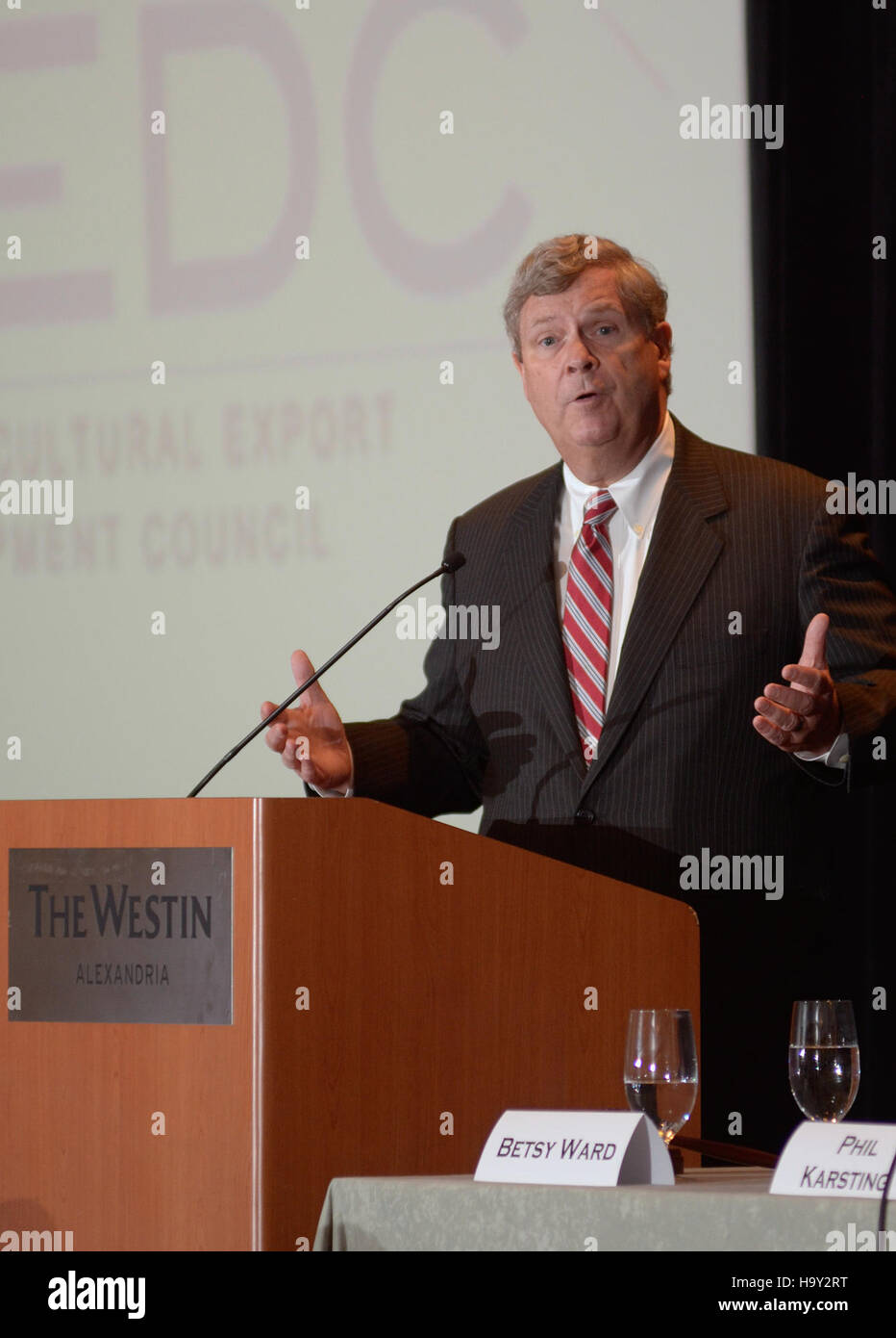 Questa immagine presenta membri chiave dell'USDA che lavorano per promuovere la ricerca e lo sviluppo agricoli, concentrandosi sulla sostenibilità, la sicurezza alimentare e la salute ambientale. Foto Stock