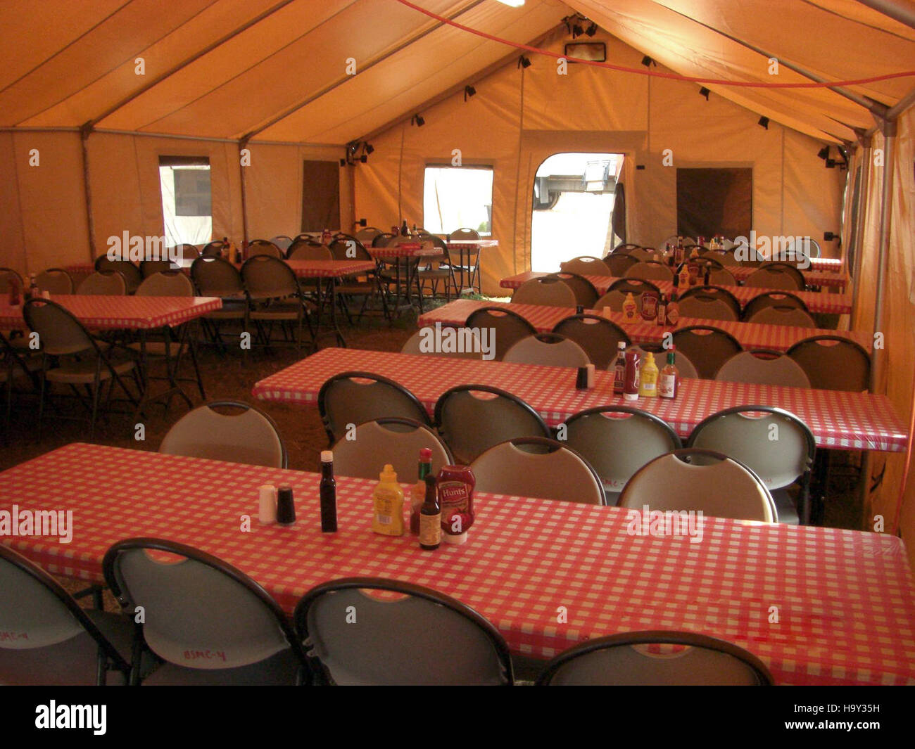 Il Gold Pan Complex Fire, gestito dal servizio forestale dell'USDA, mette in mostra gli sforzi per controllare e gestire gli incendi boschivi nelle aree ad alto rischio, proteggendo sia le risorse naturali che quelle umane. Foto Stock