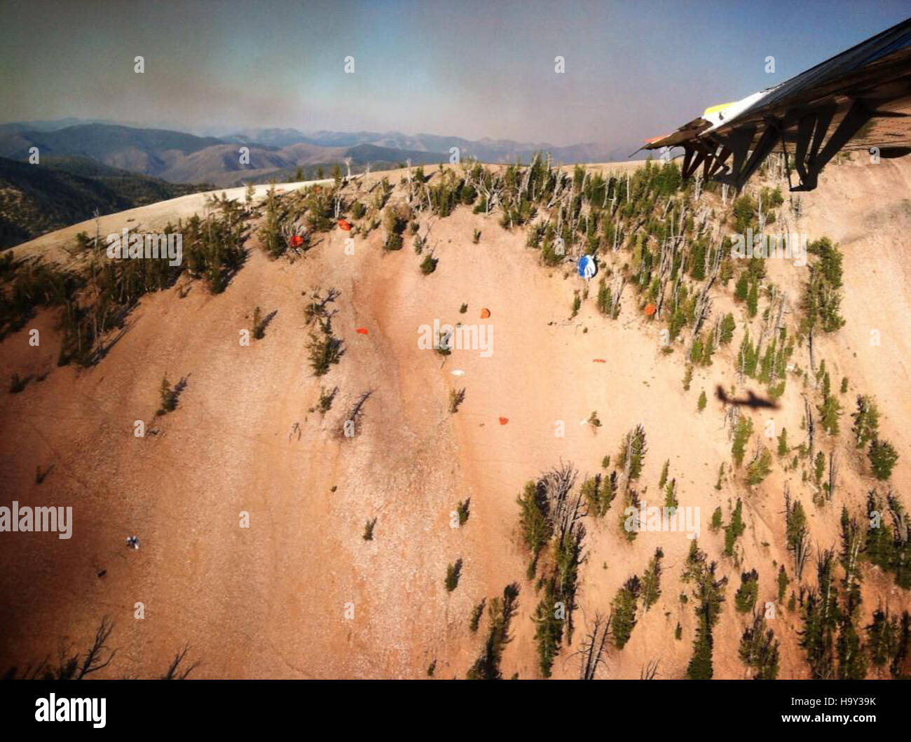 Il Thunder City Fire, un incendio boschivo negli Stati Uniti occidentali, ha sollevato preoccupazioni sulla gestione degli incendi e sulla resilienza delle foreste. Gli sforzi per controllare il fuoco includono supporto aereo, equipaggi di terra e l'uso di barriere antincendio per limitarne la diffusione. L’impatto dell’incendio sugli ecosistemi locali e sugli habitat naturali è significativo, evidenziando la necessità di continuare a gestire le foreste e strategie di prevenzione degli incendi. Foto Stock