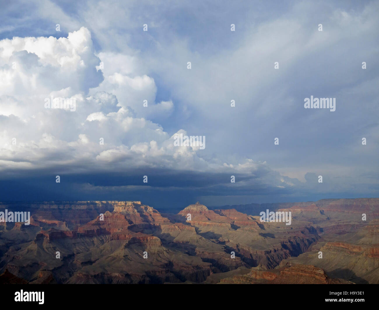 Una tempesta estiva attraversa il Grand Canyon, con fulmini e un temporale visibile da Shoshone Point, che mette in risalto le dinamiche condizioni meteorologiche del parco. Foto Stock