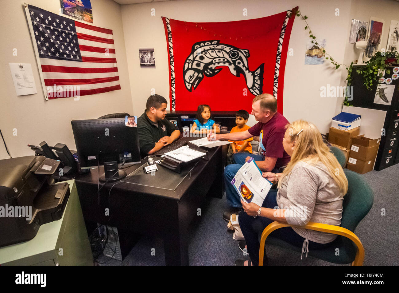 Il Food Distribution Program on Indian Reservations (FDPIR) del Dipartimento dell’Agricoltura degli Stati Uniti fornisce assistenza alimentare alle famiglie a basso reddito nelle riserve indiane. L'iniziativa mira a migliorare la nutrizione e la sicurezza alimentare per le comunità native americane attraverso la distribuzione nutriente di cibo. Foto Stock