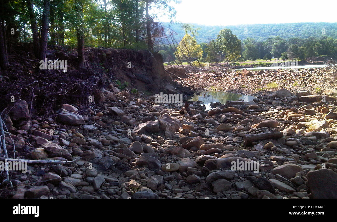 Una sezione di 900 piedi dell'argine è stata rafforzata per migliorare la protezione dalle inondazioni e garantire l'integrità delle infrastrutture, concentrandosi sulla scienza ambientale e sulla gestione dei rischi nelle aree soggette a inondazioni. Foto Stock