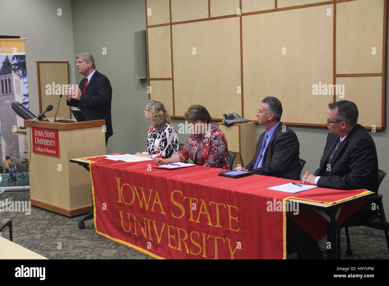 Il Segretario dell'Agricoltura degli Stati Uniti Tom Vilsack discute le questioni relative alle politiche di immigrazione, concentrandosi in particolare sul ruolo che l'agricoltura svolge nella più ampia forza lavoro nazionale e sul contributo dei lavoratori immigrati. Foto Stock