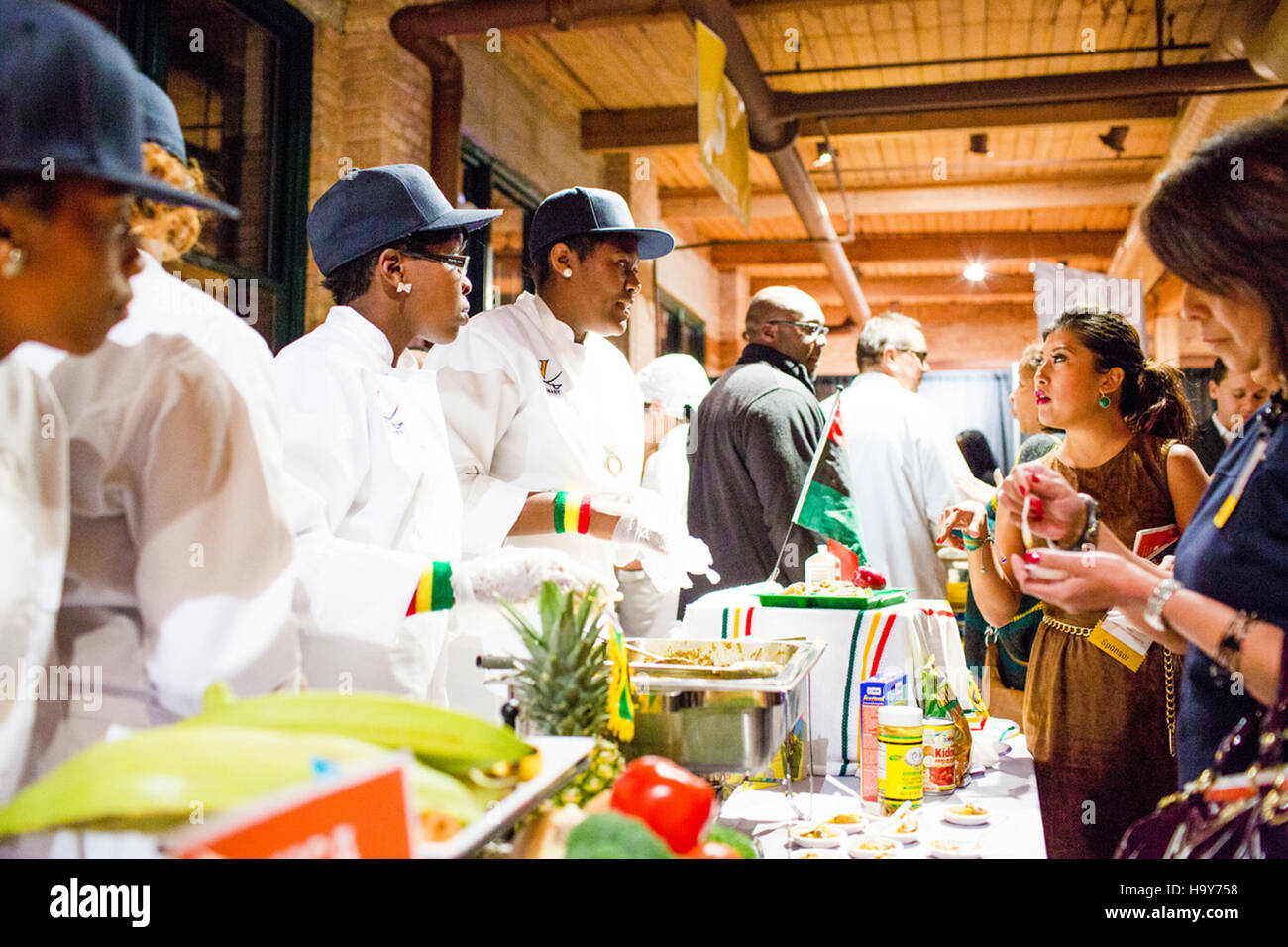 I membri del personale dell'USDA assistono nei programmi di distribuzione alimentare, aiutando le comunità ad accedere alla nutrizione necessaria attraverso varie iniziative di sostegno. Questi programmi sono essenziali per la sicurezza alimentare e la salute della comunità. Foto Stock