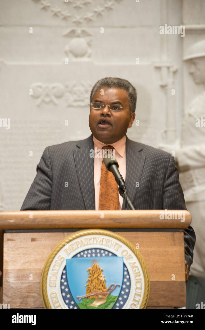 La cerimonia di chiusura delle famiglie dei mangimi del 2013, ospitata dall'Office of Human Resources Management dell'USDA presso il Jamie Whitten Building di Washington, D.C., ha celebrato l'iniziativa di successo nel settore alimentare. La campagna mirava a raccogliere cibo per le famiglie locali bisognose, dimostrando l'impegno dell'USDA a sostenere le comunità in tempi difficili. Foto Stock