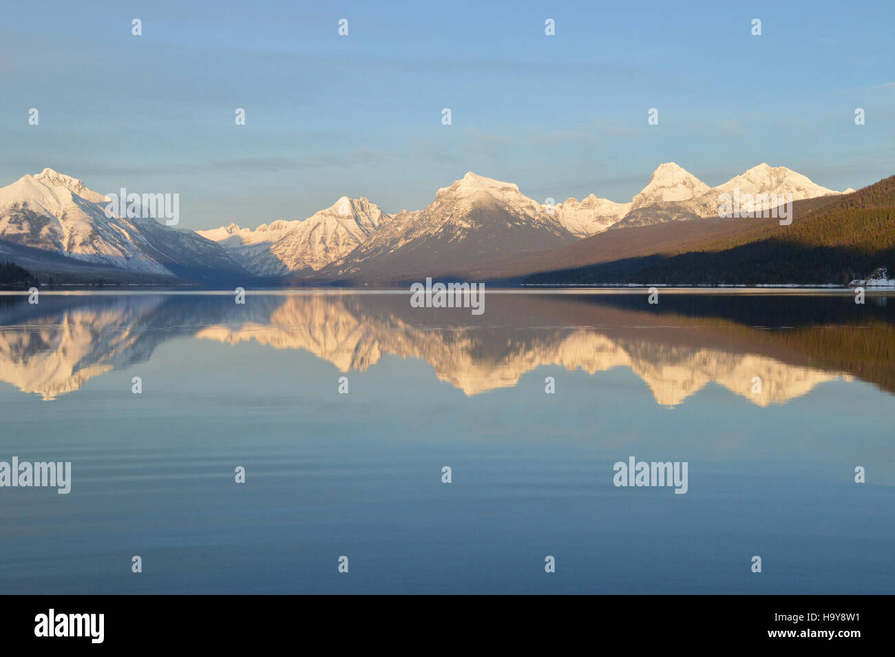 Il lago McDonald presso il Glacier National Park, visto da Apgar, offre splendide viste sulle montagne e un ambiente sereno. Questo lago incontaminato, circondato da fitte foreste, è un luogo popolare per i visitatori per sperimentare la bellezza naturale e la fauna selvatica. Foto Stock