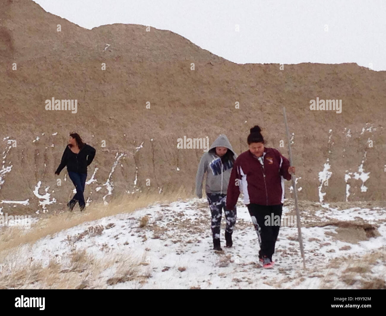 Un gruppo di giovani partecipanti partecipa a un programma di escursioni di leadership al Badlands National Park. Il programma si concentra sull'educazione ambientale, le competenze all'aperto e lo sviluppo personale in un ambiente naturale. L'iniziativa promuove la leadership e la gestione mentre i partecipanti esplorano i paesaggi unici del parco. Foto Stock Un gruppo di giovani partecipanti partecipa a un programma di escursioni di leadership al Badlands National Park. Il programma si concentra sull'educazione ambientale, le competenze all'aperto e lo sviluppo personale in un ambiente naturale. L'iniziativa promuove la leadership e la gestione mentre i partecipanti esplorano i paesaggi unici del parco. Foto Stock