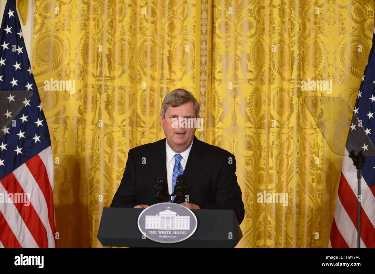 Michelle Obama e il segretario all'agricoltura Tom Vilsack si sono incontrati alla Casa Bianca per discutere le iniziative di benessere scolastico, concentrandosi sulla promozione di un'alimentazione sana e dell'attività fisica nelle scuole. I loro sforzi fanno parte di un movimento più ampio per migliorare la nutrizione e il benessere tra i bambini di tutti gli Stati Uniti Foto Stock