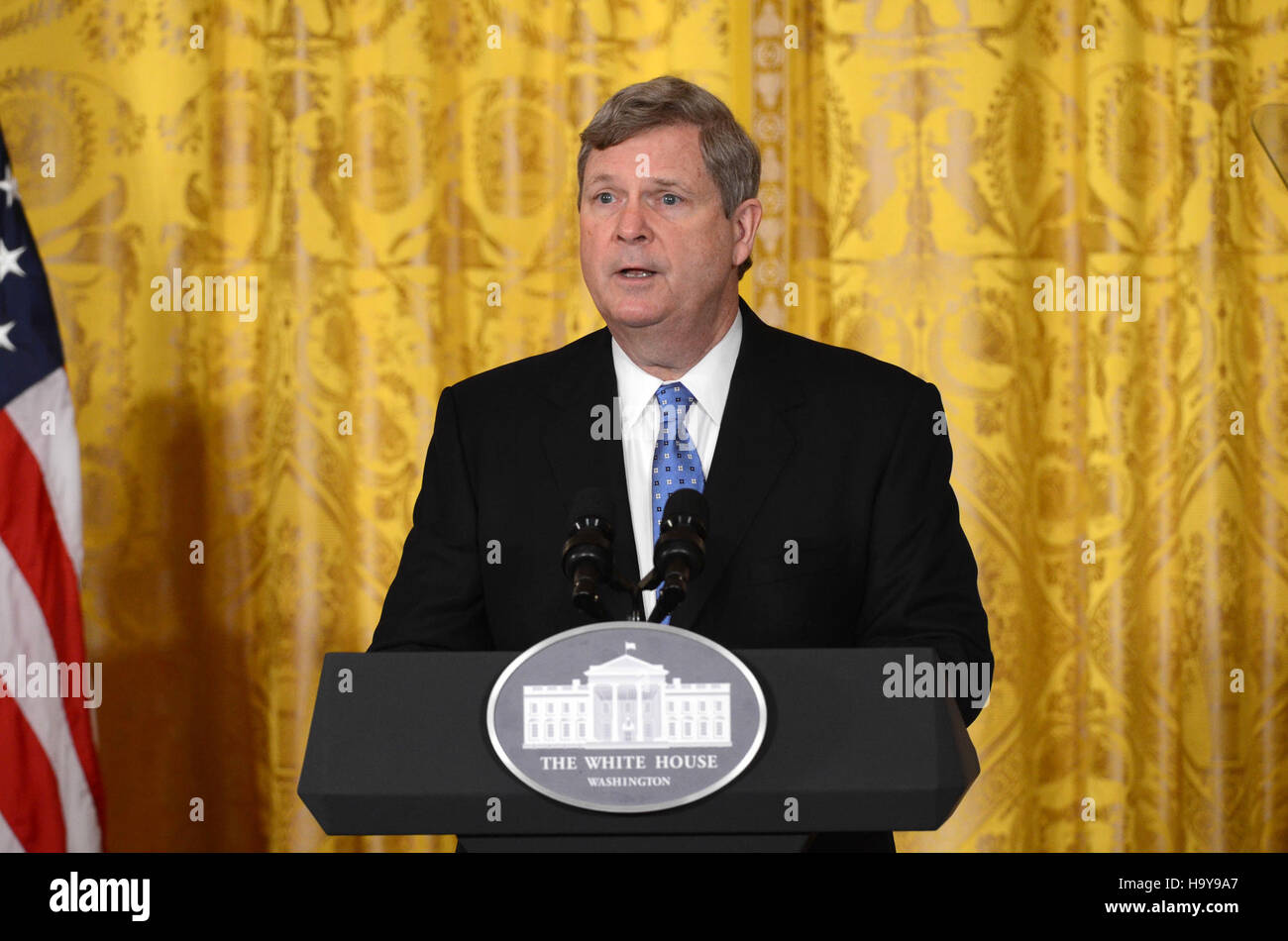 Michelle Obama e il Segretario Vilsack discutono delle iniziative di benessere scolastico alla Casa Bianca, concentrandosi su nutrizione, stili di vita sani e programmi educativi progettati per sostenere il benessere degli studenti in tutta la nazione. Foto Stock