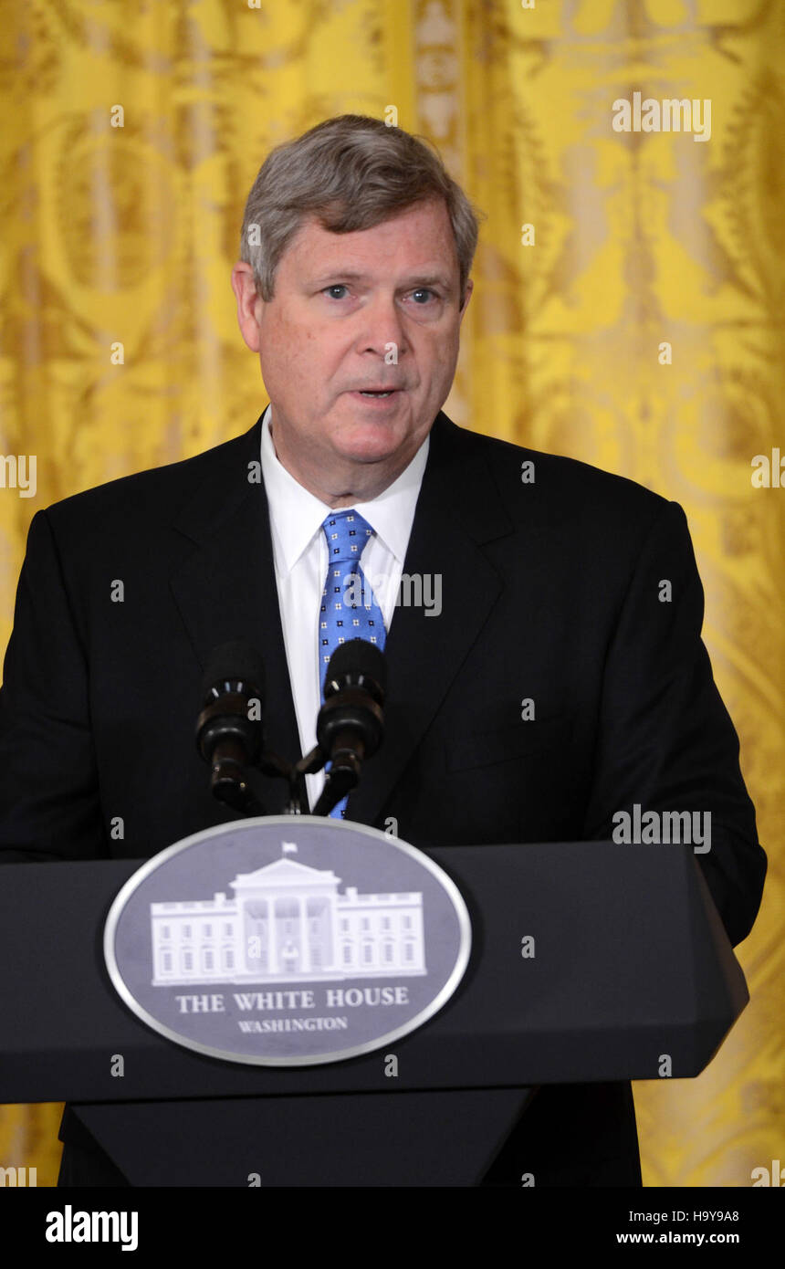 Michelle Obama, Segretario Vilsack, e i leader dell'USDA alla Casa Bianca discutono di iniziative di benessere scolastico volte a migliorare l'alimentazione infantile e promuovere stili di vita più sani attraverso programmi e politiche educative. Foto Stock