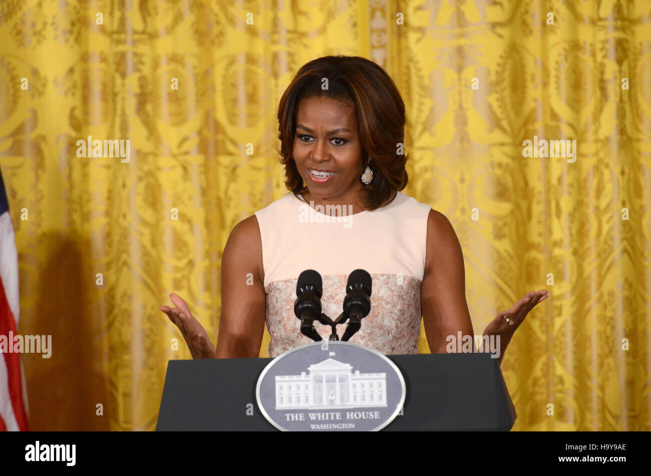 La First Lady Michelle Obama e il Segretario dell'USDA Tom Vilsack visitano la Casa Bianca per discutere le iniziative di benessere scolastico. L'attenzione è rivolta al miglioramento degli standard nutrizionali e alla promozione di sane abitudini alimentari per gli studenti di tutta la nazione. Foto Stock