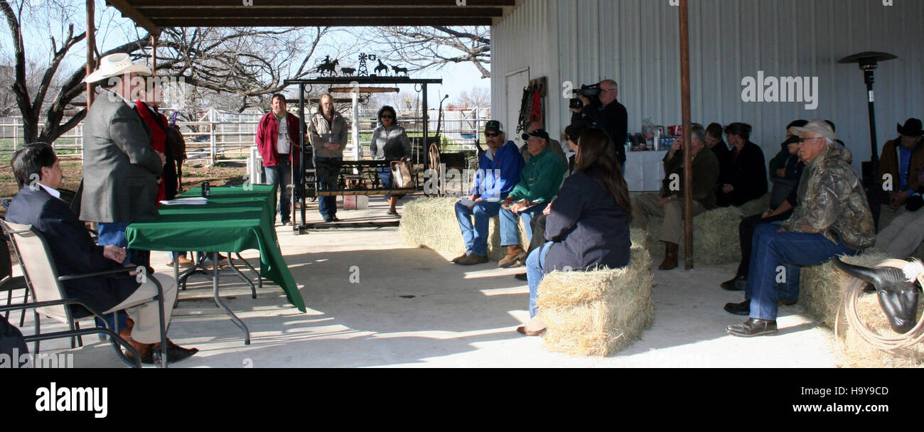 L’Agenzia per il servizio agricolo (FSA) dell’USDA collabora con le aziende agricole e i ranch locali per promuovere pratiche agricole sostenibili. Questa iniziativa sostiene la protezione ambientale e la crescita della comunità nelle aree rurali, con particolare attenzione al Texas. Foto Stock