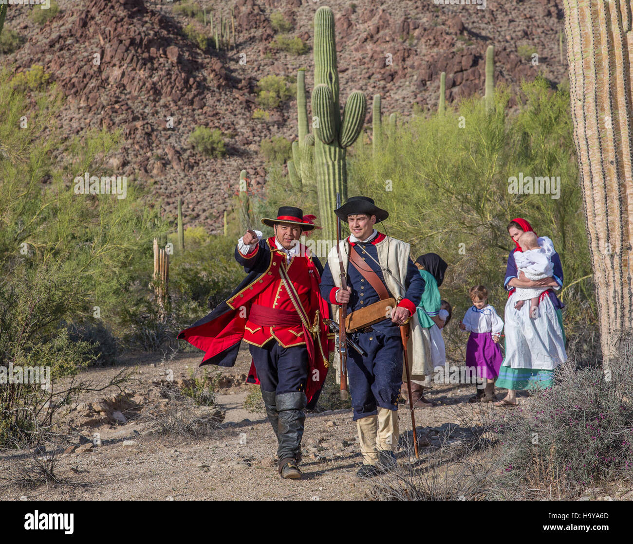 Questa fotografia cattura l'Anza Trail nel deserto di Sonora, in Arizona, all'interno del National Landscape Conservation System (NLCS). Il paesaggio desertico è caratterizzato da un terreno accidentato e da una vegetazione desertica caratteristica. Foto Stock